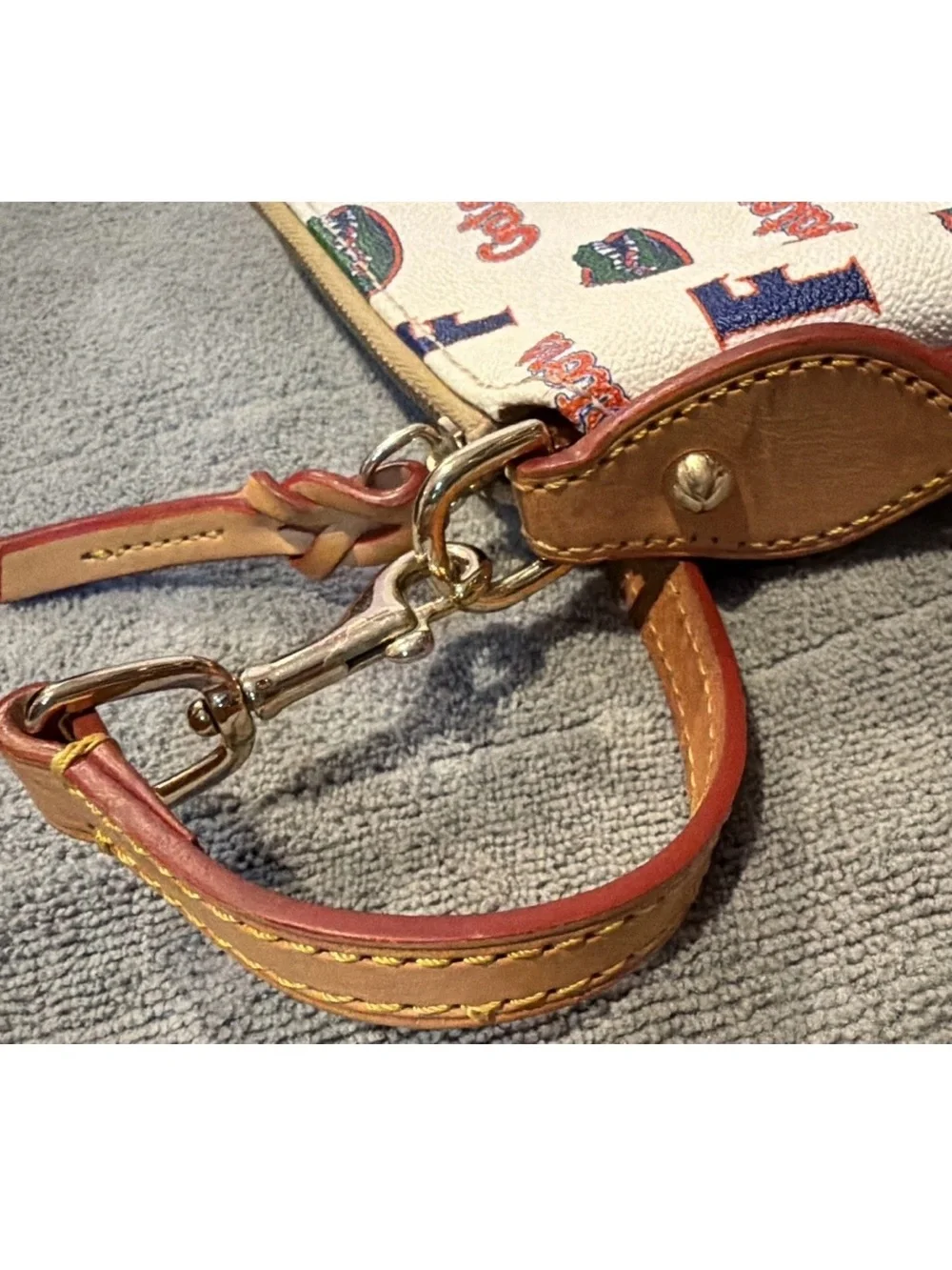 LIKE NEW 🐊🐊Dooney & Bourke Florida Gators Logo Large Satchel in Tan/White.